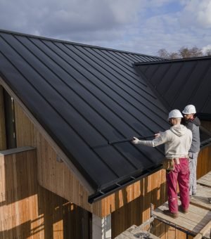 full-shot-roofers-working-together-with-helmets